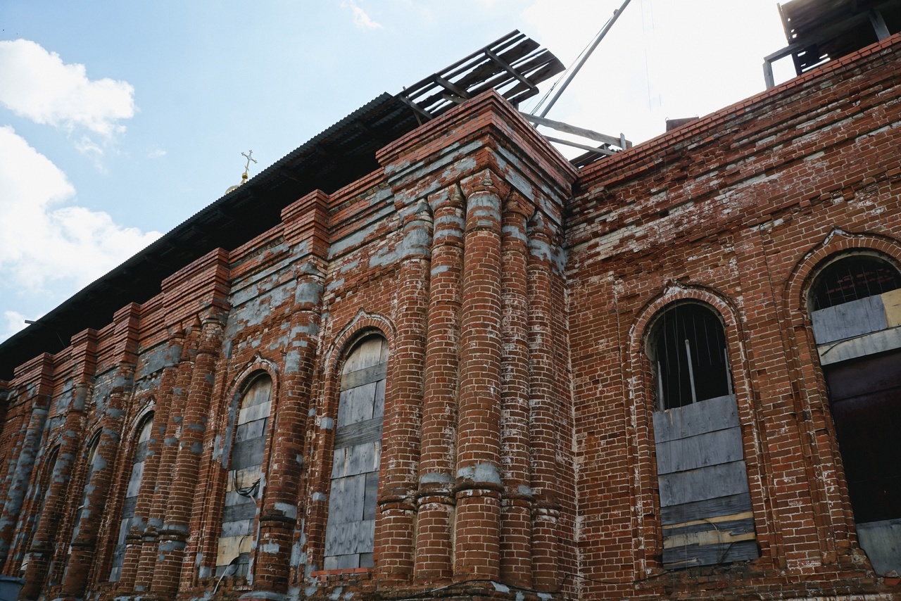 Житель Бобровского восстанавливает храм