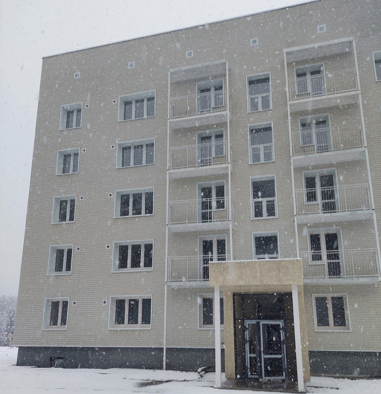 Продолжаются работы по достройке многоквартирного дома в Двуреченске