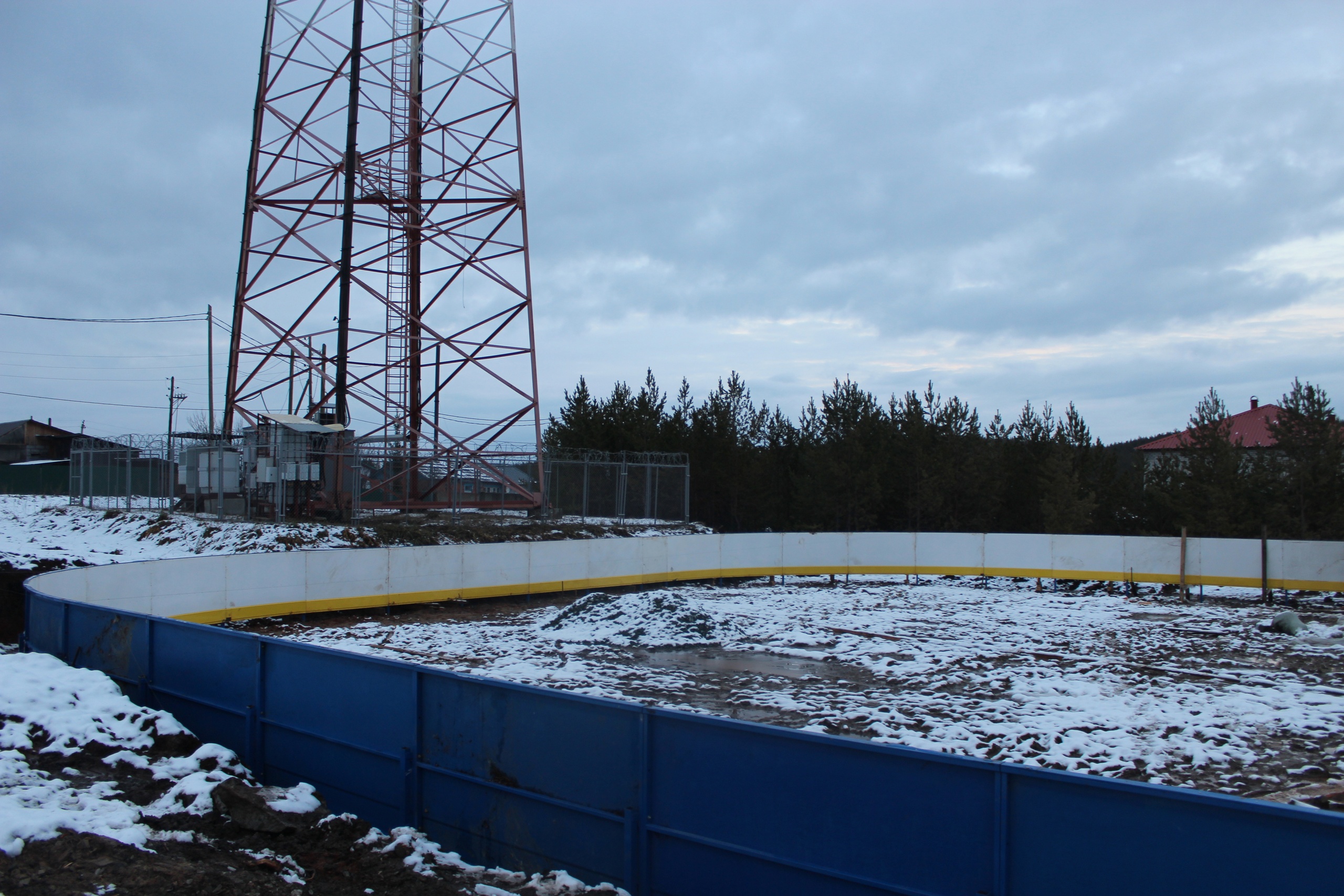 Идет строительство хоккейного корта в Черданцево
