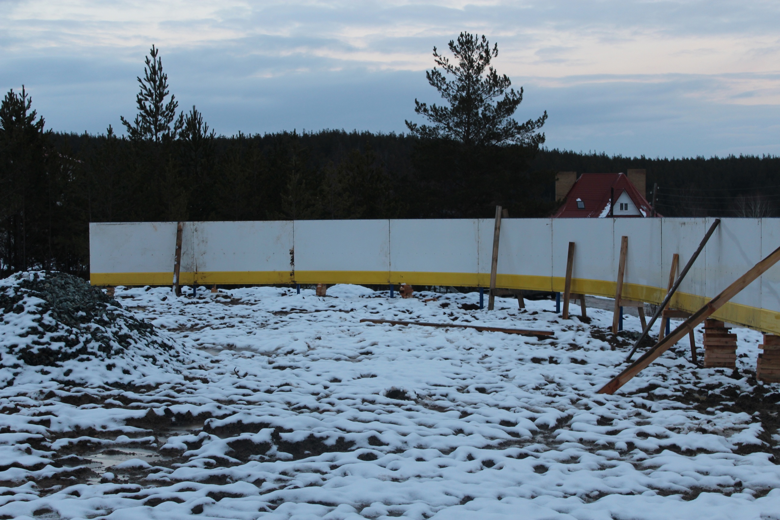 Идет строительство хоккейного корта в Черданцево
