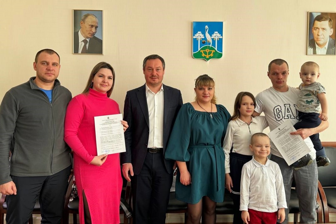 Вручены свидетельства для получения соцвыплаты на улучшение жилищных условий